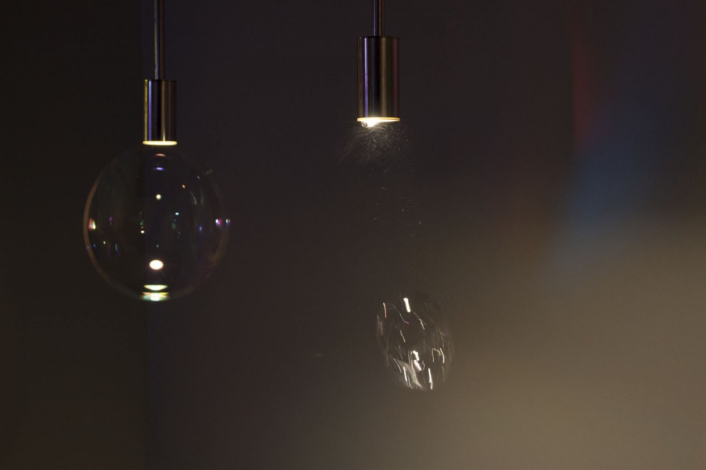 Surface Tension Lamp design by Front Edition BoooUne lampe soufflant des bulles de savon... poétique