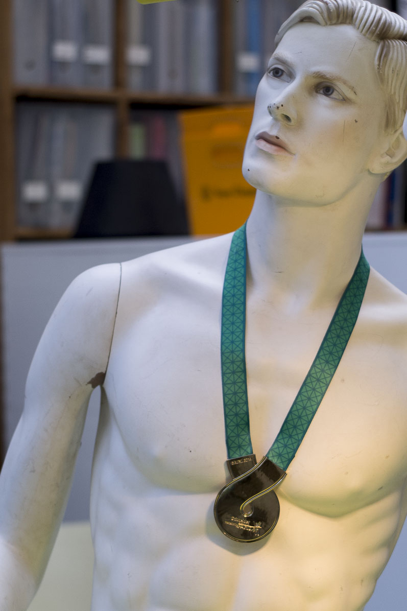 La boucle est bouclée,  médaille dessinée par le 5.5 designstudio pour le Schneider marathon de Paris 2014