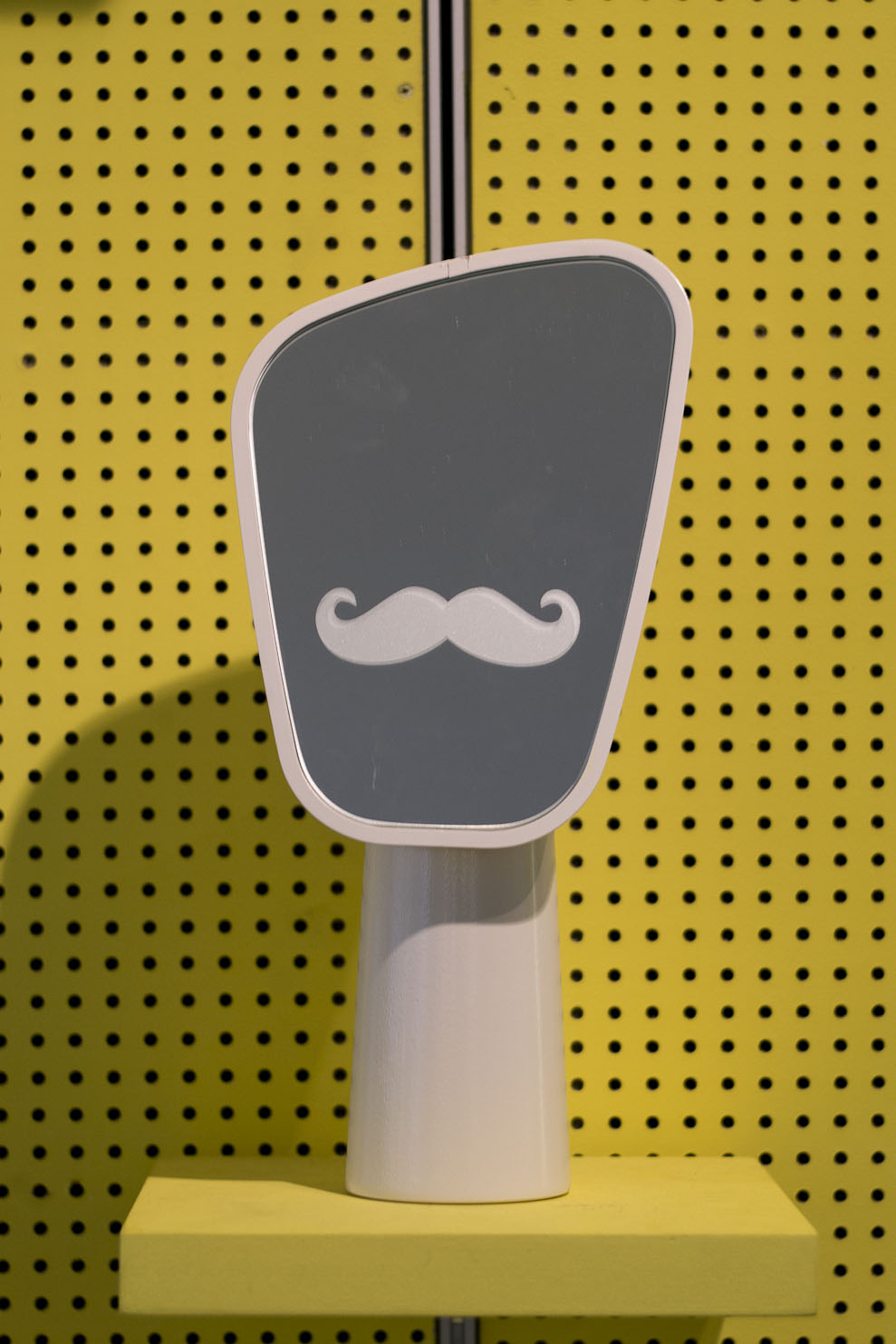 Le miroir MUSTACHE EFFECT pour l'Atelier Renault - 5.5 designstudio