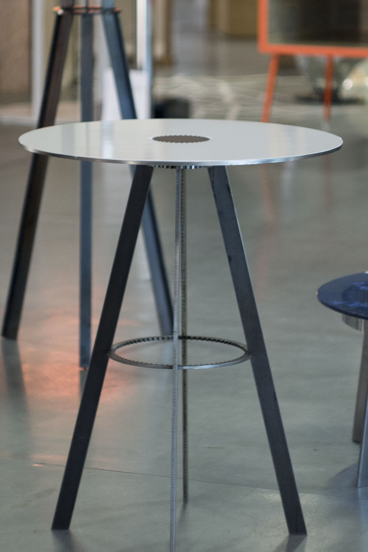 Tables Gears par  Amaury Poudray et  l'entreprise Remy Barrere 