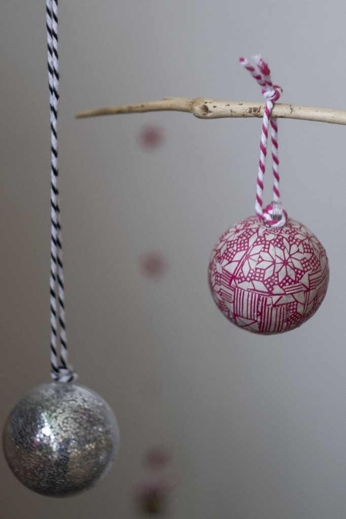 Boule de Noël en papier et pailletée