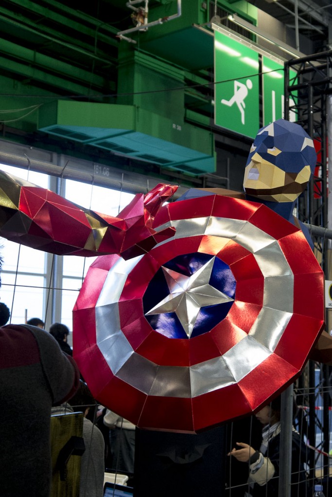 Maker Faire Paris 2015 - Captain America  Sculptures de papier en volume by DT Workshop (David Truong) paper désigner