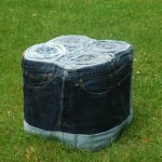 Poufs écolos... en jeans recyclés de Eva Forgacova